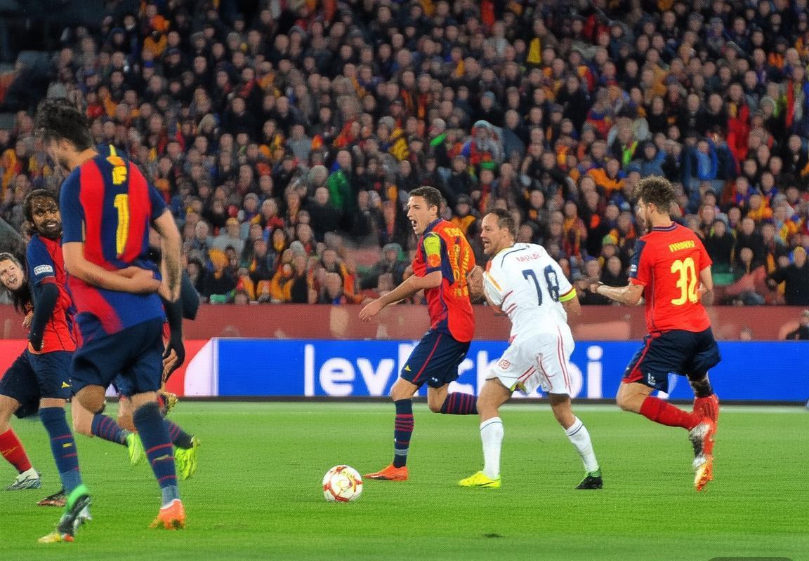 巴塞罗那VS瓦伦西亚：西甲激战平局，战术对决精彩瞬间(图2)